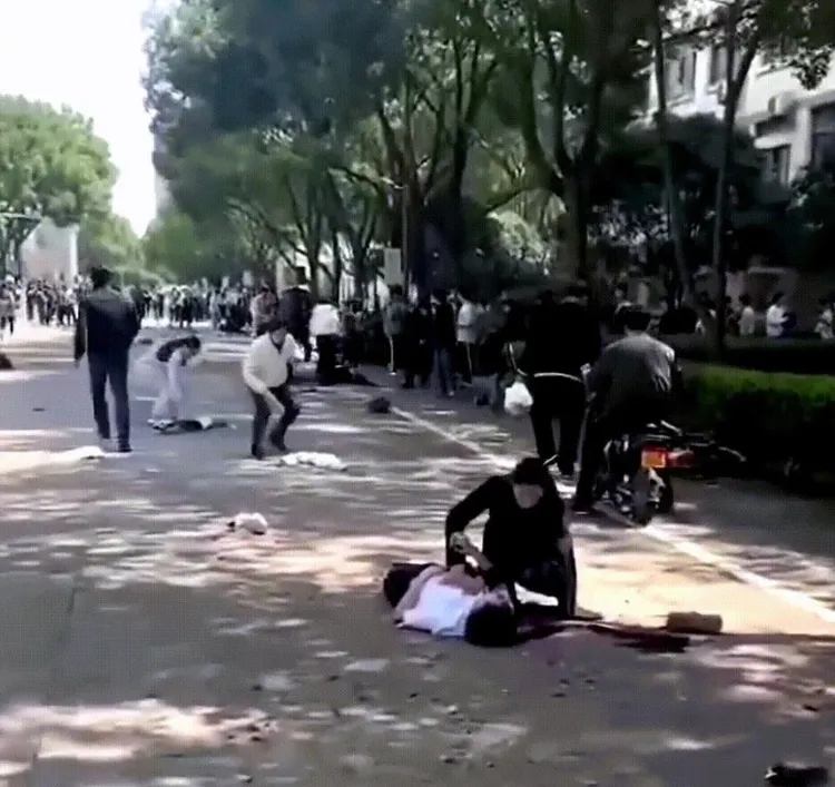 浙江省台州職業技術學院今天中午有轎車蓄意衝撞學生，留下滿地傷者。翻攝微博