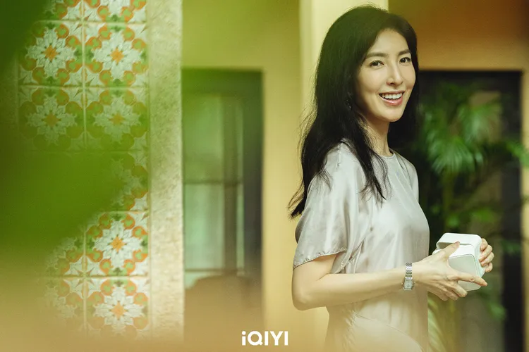 楊謹華飾演被權力欲望蒙蔽雙眼的「阿信」。