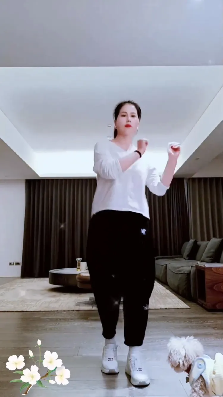 楊阿姨抖音的背景最近轉換了，疑在汪小菲台北租的住家。翻攝小楊阿姨抖音