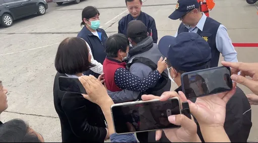 2金門釣客遭中國救起　吳男今返台與母相擁痛哭！胡姓中士未歸