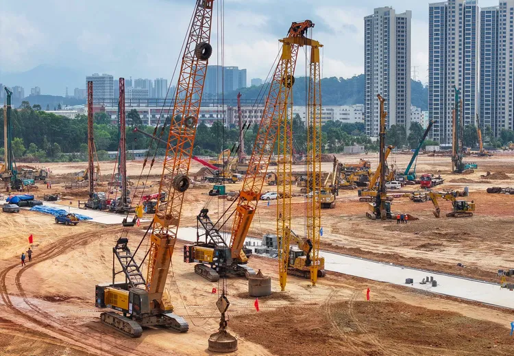 深圳平湖南綜合物流樞紐工程，正進行樁基作業。新華社