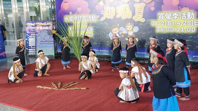 那瑪夏賞螢季將開跑，宣傳記者會上布農小朋友演出報戰功。凃建豐攝