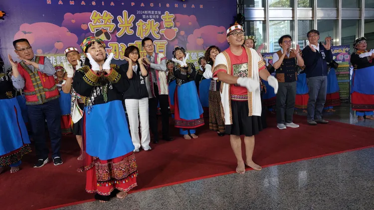 那瑪夏賞螢季將開跑，宣傳記者會上來賓一起跳舞造勢。凃建豐攝