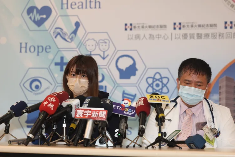 台北市百貨餐廳寶林茶室疑食品中毒案，新光醫院27日稍早證實再添1死，累計已2例死亡。其中楊姓受害者女兒（左）、新光內科加護病房主任林嘉謨（右）下午出席記者會說明。中央社