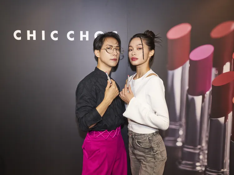 彩妝師劉人瑋（左）以CHIC CHOC撩心唇彩示範立體光澤唇的進階版畫法。品牌提供