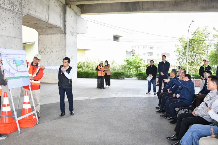 鄭文燦聽取交通部高公局組長蔡宗描簡報。行政院提供