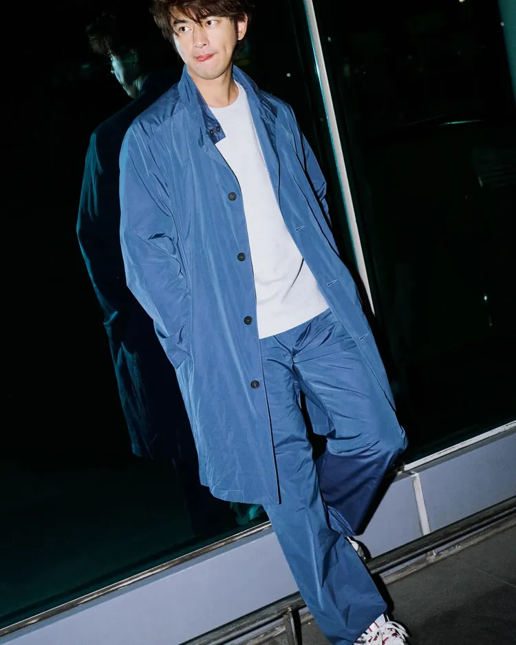 陳柏霖穿著Taffeta塔夫塔綢長版風衣。品牌提供