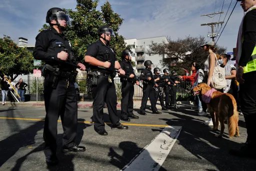美少女闖警局奪槍　扭打自轟亡