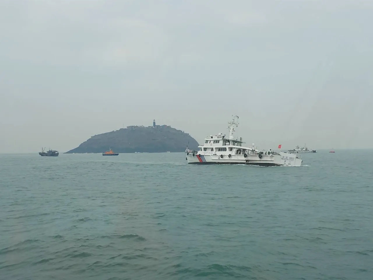 目前海巡4艘巡防艇與陸方6艘救難船艦共同搜救中。翻攝畫面