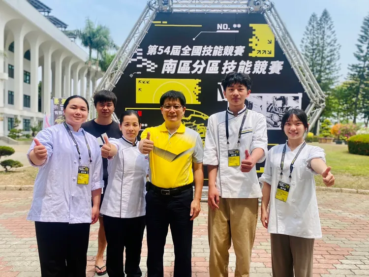 劉邦棟(中)鼓勵年輕人挑戰自我，有一技之長更有助職涯發展。王志弘攝