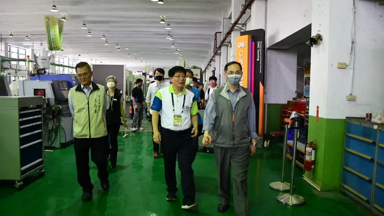 勞動力發展署主秘陳世昌(右)南下巡場，勉勵選手。分署提供