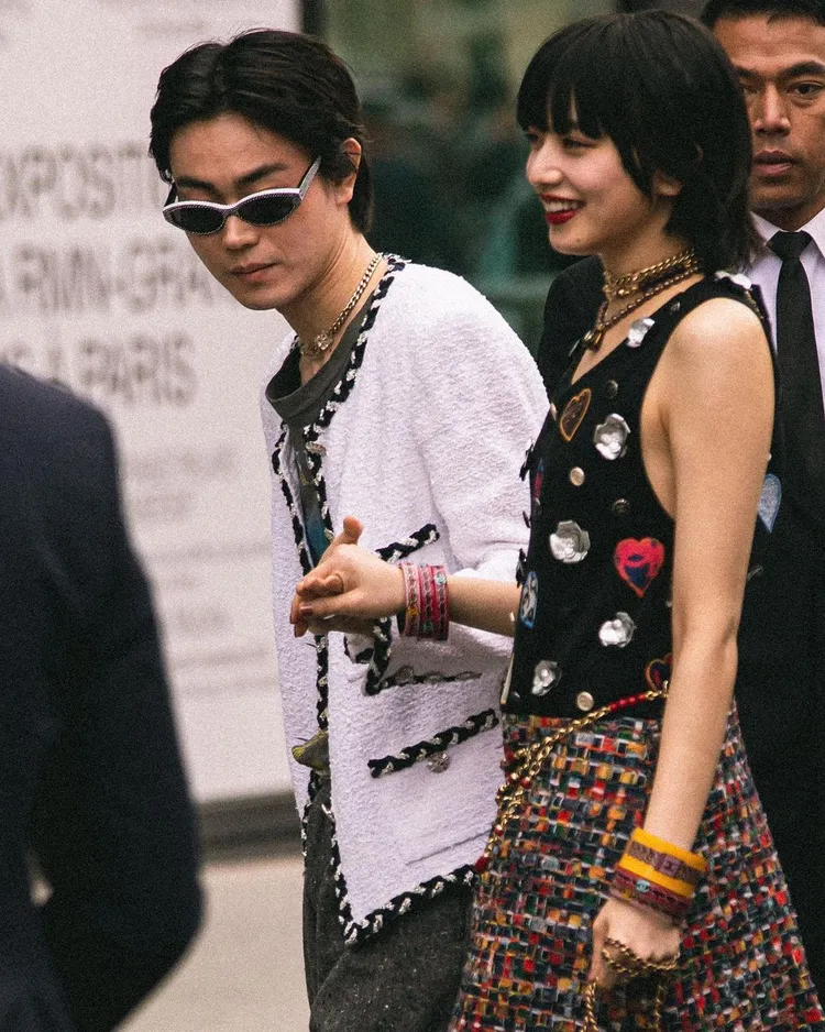 小松菜奈去年帶菅田將暉一起去巴黎看秀，婚後首度同框。imad.skhairi IG