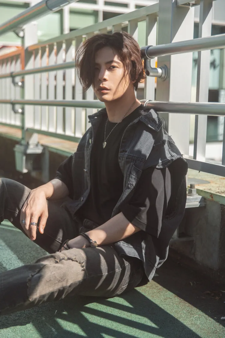 柯朋宇新歌《小麻雀與老烏鴉》歌名鬧出不少笑料。光與澈音樂提供