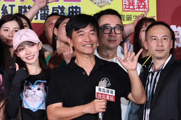 吳宗憲不甩砸店風波，今晚依舊以搞笑風格主持直播活動。攝影中心攝