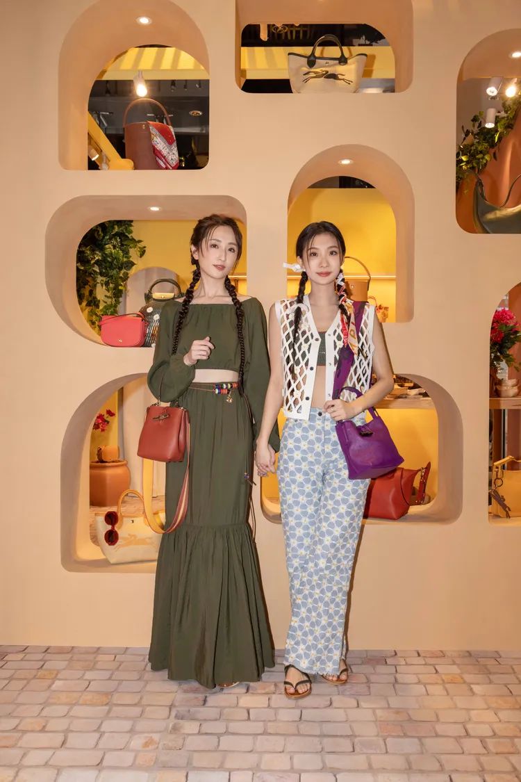 柯佳嬿（左）、陳華（右）出席LONGCHAMP快閃店活動。品牌提供