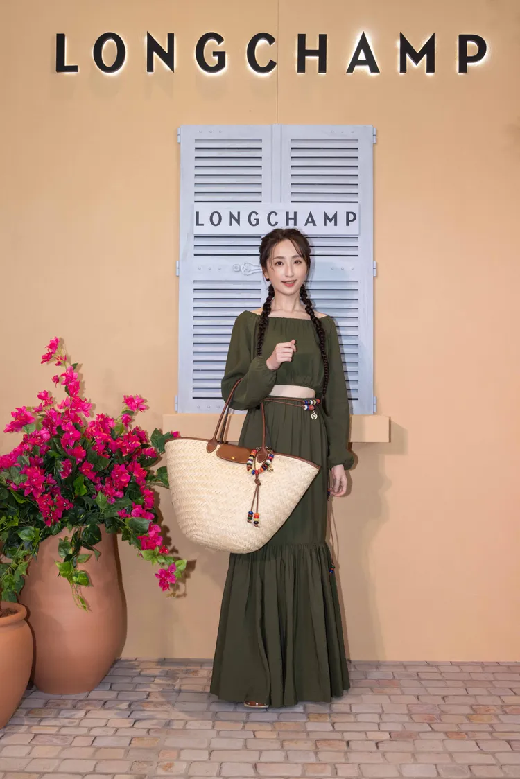 柯佳嬿選穿卡其綠短版上衣小露蠻腰與香肩。品牌提供