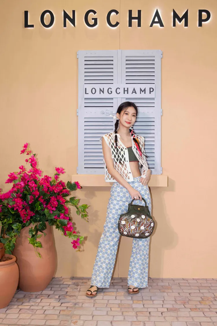 陳華對手上的編織雛菊漁網包愛不釋手。品牌提供