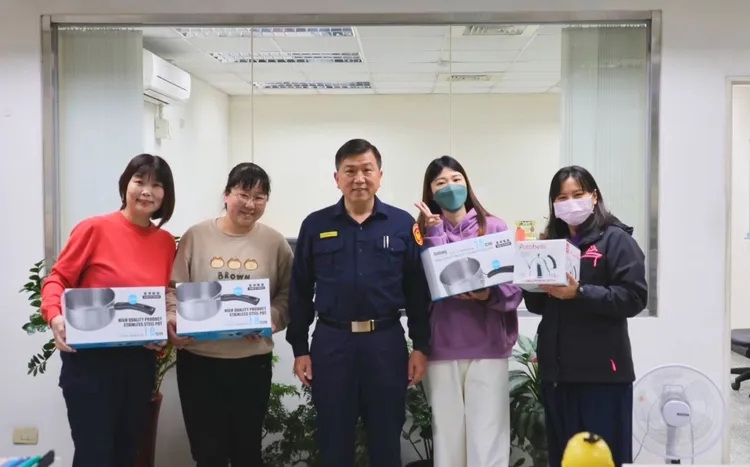 三重婦女節提供三項禮品，包括有單柄原味雪平鍋、卡司庫水壺、真空隨行咖啡杯，讓女性同仁依自身喜好選擇，相當貼心。警方提供