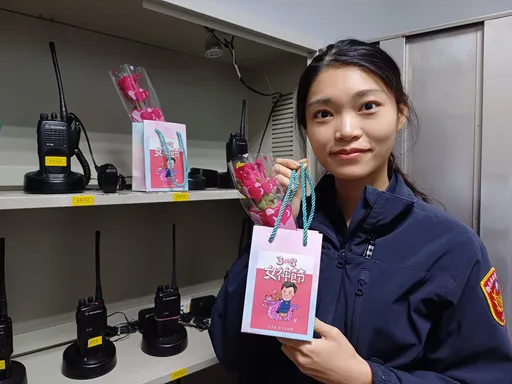 新北警分局歡慶「女神節」 女警出勤「開箱」分局長驚喜禮袋
