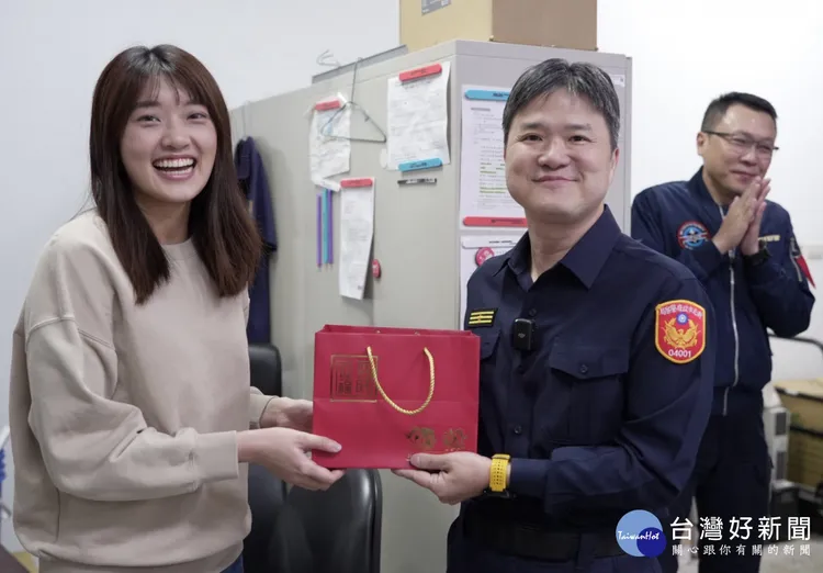 新莊分局長王鴻儒致贈精美洗護髮禮盒給女性同仁，希望她們好好愛護疼愛自己。警方提供