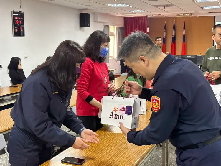 板橋分局送上知名蛋糕，與女警們一同分享節慶歡樂。分局提供