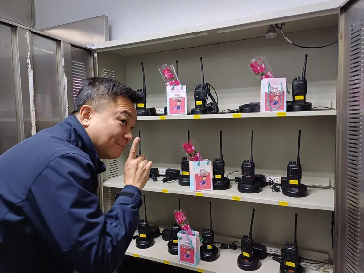 淡水警分局長彭正中精心準備「女神節」禮物，提前擺放在無線電櫃給女性同仁驚喜。警方提供