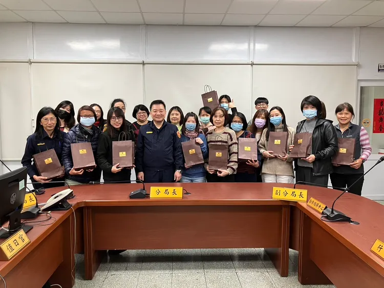 永和分局致贈女性同仁精緻高級香皂禮盒，感謝它們對職場與家庭的付出貢獻。分局提供