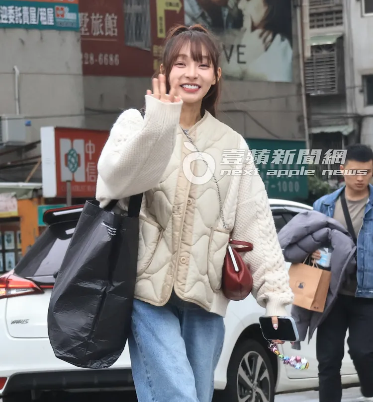 林襄搭乘國產小車發現鏡頭，露出招牌白牙微笑，對記者揮手。特勤中心攝