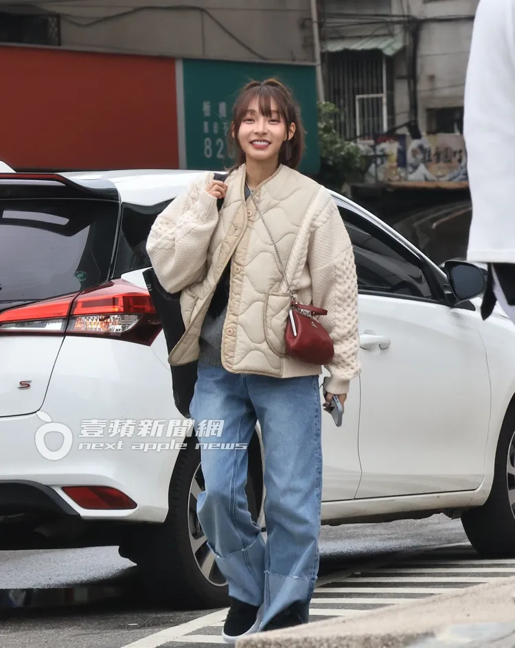 林襄代言活動結束，換上一身寬鬆輕便休閒服，搭乘助理駕駛的新車離開。特勤中心攝