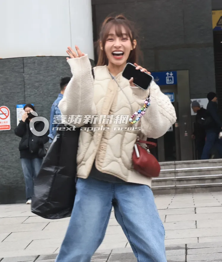 林襄露出潔白微笑曲線，揮舞著雙手笑開懷。特勤中心攝