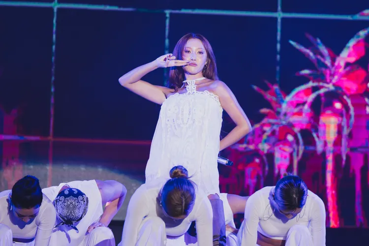 華莎太興奮，嗓子都啞掉了。寬寬整合行銷提供