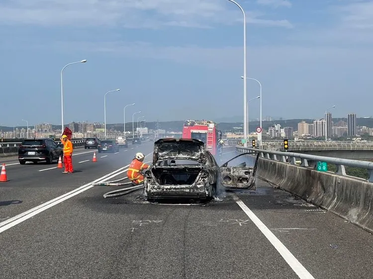 警消灌救。國道警方提供