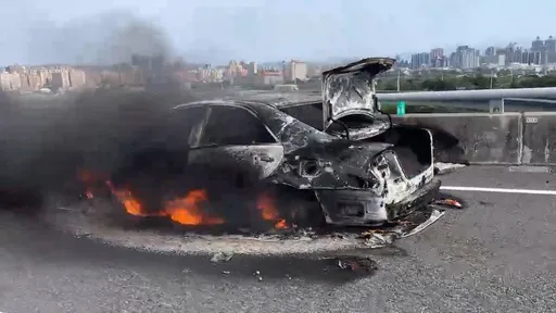 國道五楊機場系統段火燒車 駕駛機警停靠路肩逃生