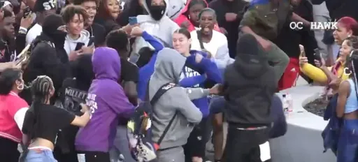 「出來單挑啊!」女約戰購物中心 上百鄉民圍觀畫面曝!店家怕了這樣做