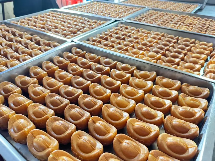 「元寶雞蛋糕」是很喜氣的拜拜小點心，店家也提供進香民眾享用。翻攝「元寶雞蛋糕」臉書