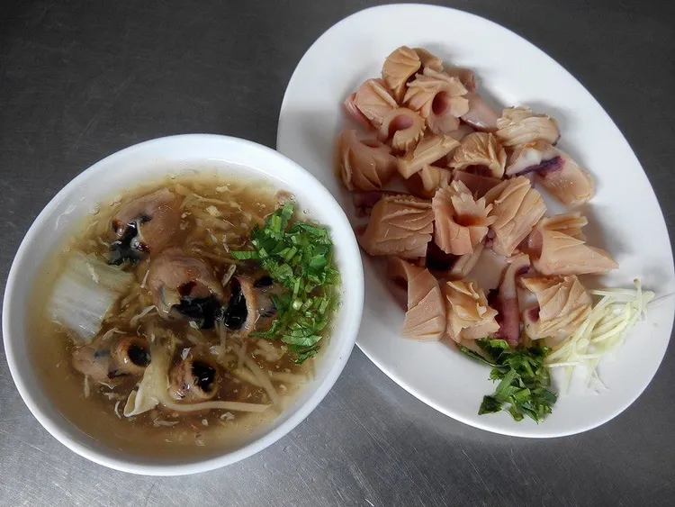 斗六中正路上的「阿興嘴吃嘴魷魚嘴羹」開店至今已約50年，吃魷魚嘴需將嘴巴黑色的頭啃掉，也是別有一番樂趣。翻攝臉書「斗六阿興嘴吃嘴魷魚羹」