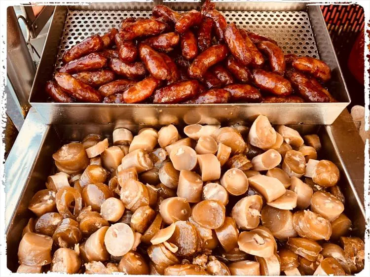 「康家阿媽ㄟ粉腸」的粉腸以小腸加入番薯粉和豬肉，下鍋油炸，香腸也非常美味。翻攝「康家阿媽ㄟ粉腸」