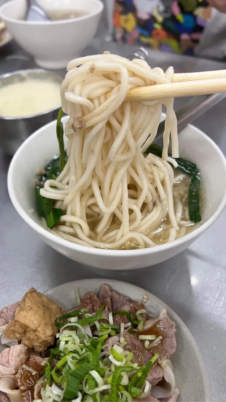 服務人員端上蒜頭麵時候，大家的第一個動作就是拿起一旁的現打蒜頭泥猛加。翻攝社頭蒜肉麵臉書