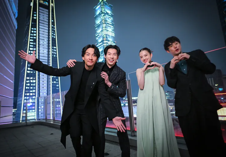 張震（左起）、許光漢盡地主之誼，帶清原果耶、導演藤井道人去看台北101。翻滾吧男孩電影有限公司 提供