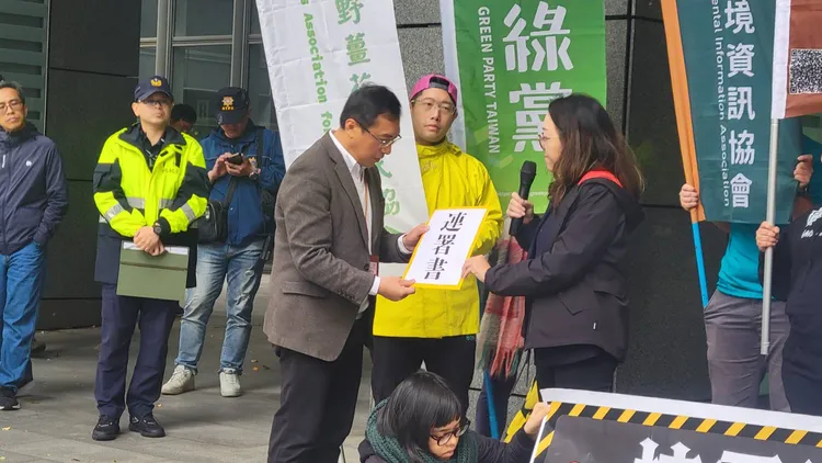 新北消防局簡任技正黃弟勝代表市政府，出面接下全國廢核行動平台成員連署書。翻攝畫面