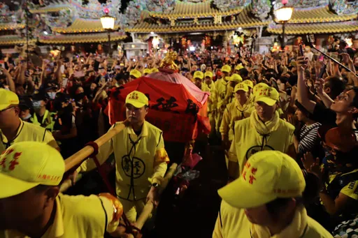 白沙屯媽祖要回家了!凌晨「進火」後起駕 32小時急行軍返苗栗