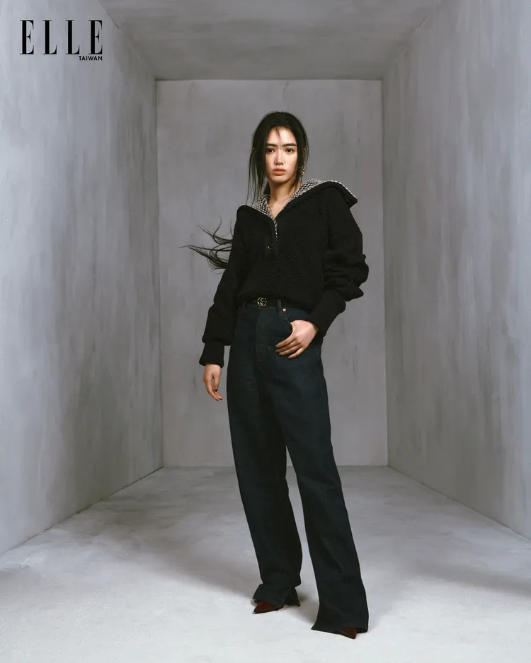 雷嘉汭換上針織上衣、靛藍色丹寧開衩直筒褲展現酷帥的一面。《ELLE》提供