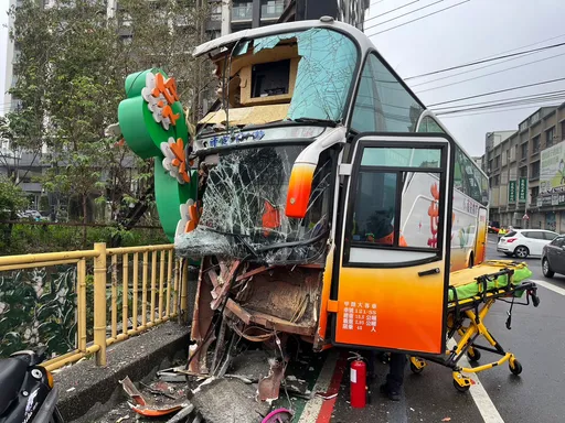 竹東高中校車自撞護欄 車頭全毀!司機+6名學生受傷送醫