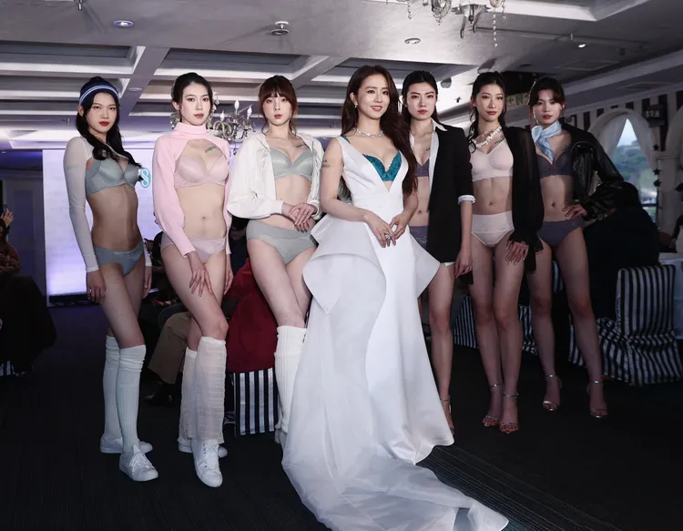周曉涵（中）和伊林模特兒一字排開。彭欣偉攝