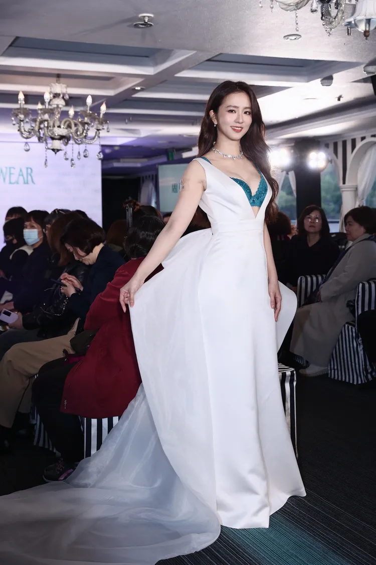 周曉涵在渡輪上走秀。彭欣偉攝