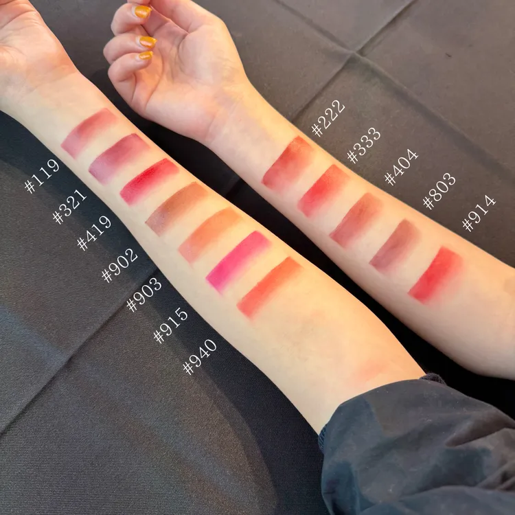 雅詩蘭黛耀眼出色細管唇膏-釉光手部試色，右手為5大主打色。張家玲攝