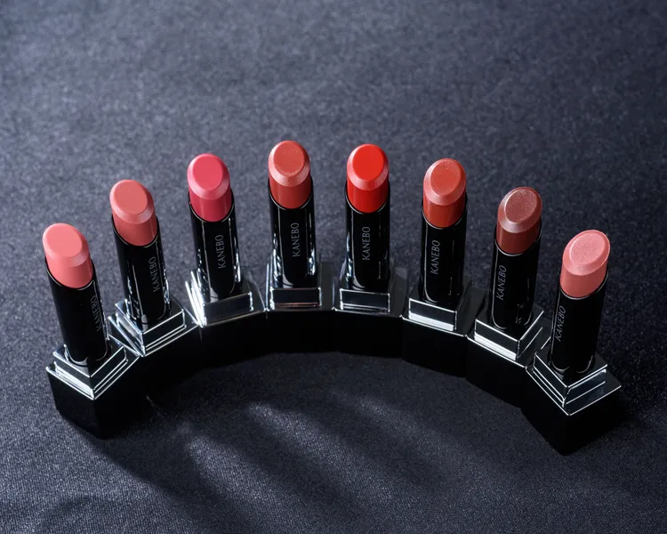 佳麗寶星燦嫣紅活力唇膏，各1450元。品牌提供