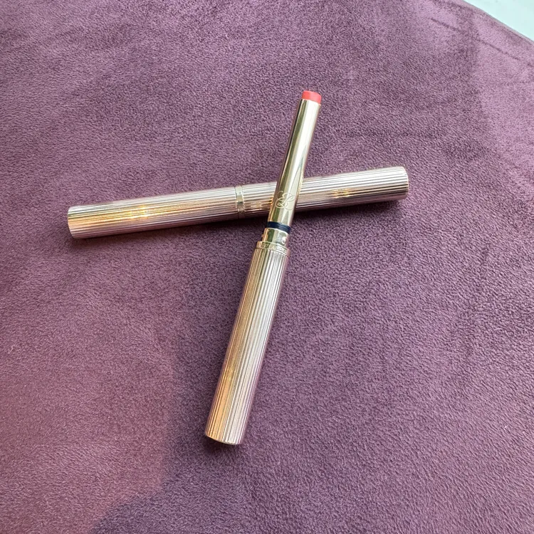 雅詩蘭黛耀眼出色細管唇膏外觀纖細有質感。張家玲攝