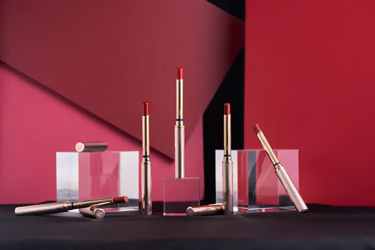 雅詩蘭黛耀眼出色細管唇膏-釉光，各1550元。品牌提供