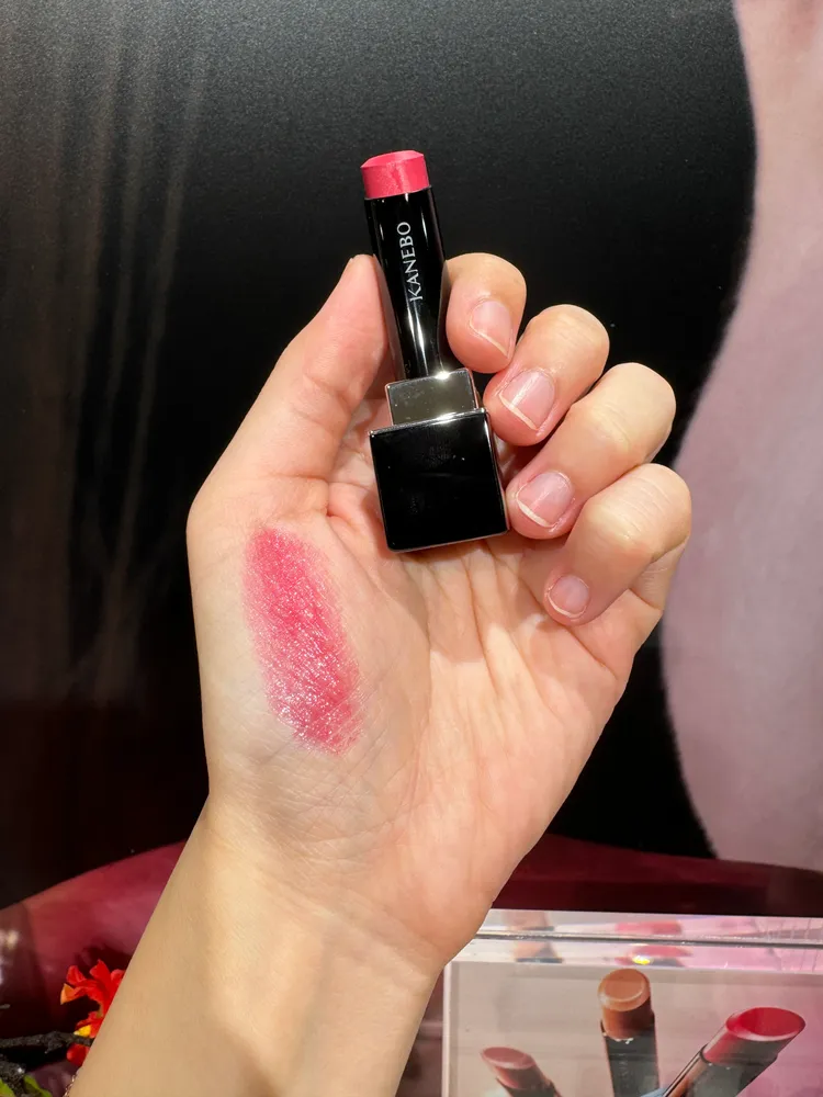 佳麗寶星燦嫣紅活力唇膏。張家玲攝